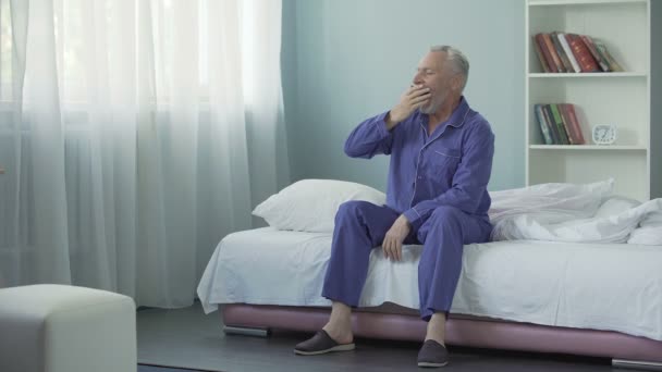 Man in zijn 60 met vreugde en vrolijkheid vergadering nieuwe dag geeuwen, Goedemorgen — Stockvideo