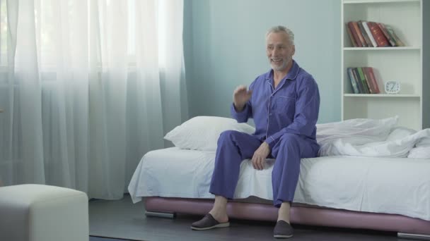 Tam uyanma, sabah jimnastiği yapıyor enerji ve iyimserlik neşeli yaşlı adam — Stok video