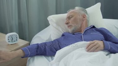 Yaşlı adam işitme çalar saat, uyku ve enerji eksikliği, uyandırmak isteksiz