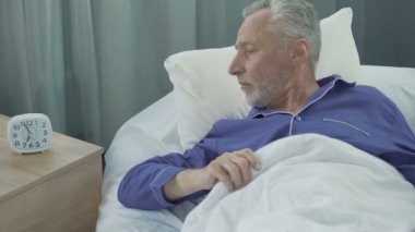 Onun 60 yüksek sesle alarm saatinde zil dan uyanma erkekte iş, süre sabah