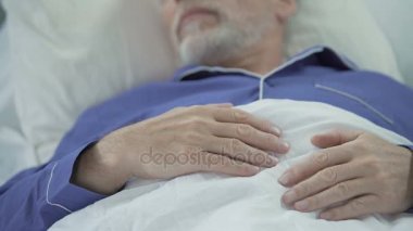 Huzur içinde yatakta drowsing bilge ihtiyar buruşuk overworked elinde görünümünü