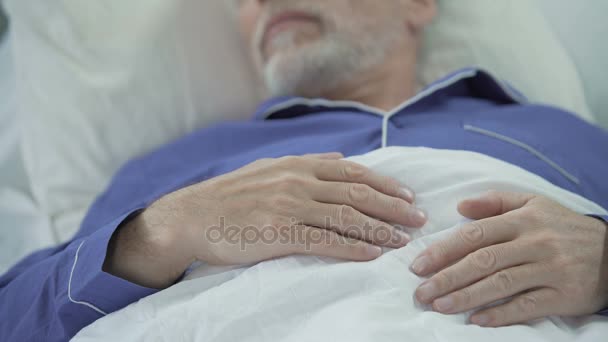 Weergave van gerimpelde overwerkte handen van wijze oude man rustig alert in bed — Stockvideo