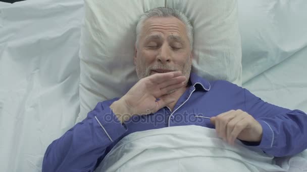 Knappe senior man wakker in goed humeur thuis na mooie rustige nacht — Stockvideo