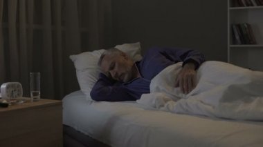 Yaşlı adam onun rüyalarda kabus görme Huzurevi serviste uyku