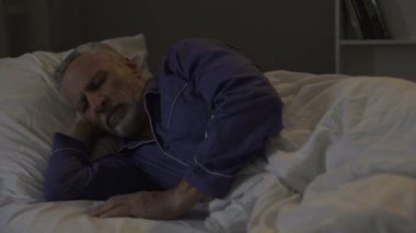 Adam uyku, kötü düşünceler ve üzücü anılar, uykusuzluk tarafından yorgun dalamıyorum