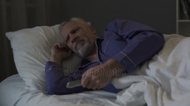 Rahatsız komuta sizde uykusuzluk acı ve endişeyle Tv kanalları arasında geçiş yapma