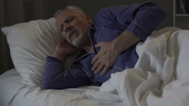 Üst düzey adam kalp krizi uyurken keskin göğüs ağrısı acı