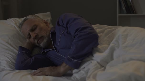 L'homme ne peut pas s'endormir, épuisé par les mauvaises pensées et les souvenirs tristes, l'insomnie — Video