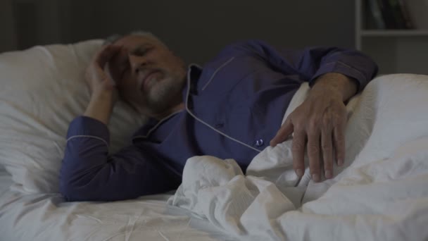 El anciano no puede dormir, sufriendo dolores de cabeza terribles y migraña, insomnio — Vídeos de Stock