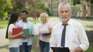 Profesör ve öğrenciler university, kameraya bakarak dean yakınındaki ayakta