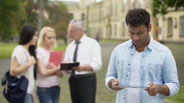 Üniversite duran ve tablet, eğitim app ödev İspanyol adam