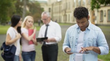 Tablet üzerinde kaydırma neşeli karışık ırk erkek fotoğraf makinesi için uygulama gülümseyen