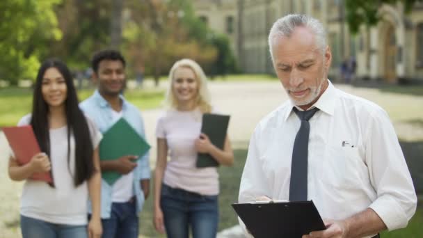 Dean e gruppo di studenti in piedi vicino al college, guardando nella fotocamera, l'istruzione — Video Stock