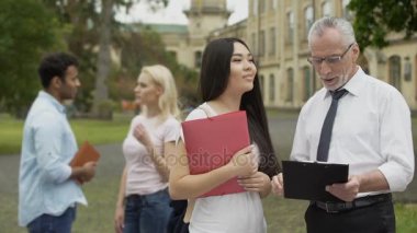 Bilim projesi kampüste tartışmaya Asya öğrenci ile konuşurken Profesör