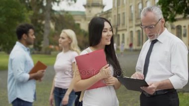 Erkek Profesör university yakınındaki karışık ırk kız öğrenci ile tez tartışıyor