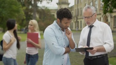 Karışık ırk öğrenciye üniversite, eğitim yakınındaki görevleri açıklayan matematik öğretmeni