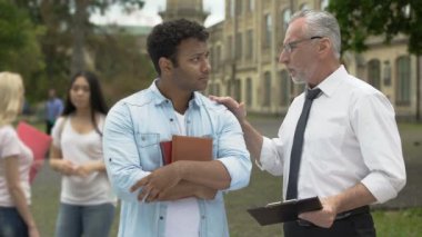 Test, destek ve yardım başarısız oldu İspanyol öğrenci ile konuşurken öğretmen