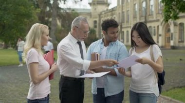 Testler çok etnik gruptan oluşan öğrencilere verilmesi ve sonuçları açıklayan erkek öğretmen