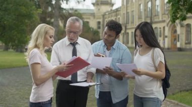 Son test tavsiyede hata açıklayan öğrencilerle tartışarak Profesör