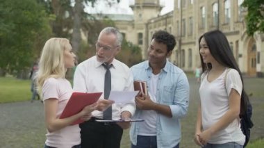 Fizik öğretmen öğrenci grubu ile bilimsel araştırma sonuçlarını tartışıyor