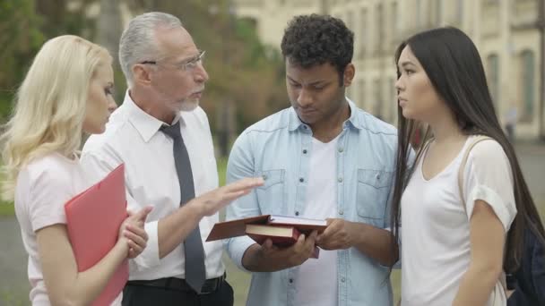 Zkušený učitel mluví se studenty o budoucí vědecký výzkum — Stock video