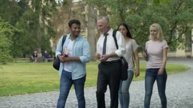 Öğrenciler ve üniversite, Parkı yürüme öğretmen bilim proje tartışıyor