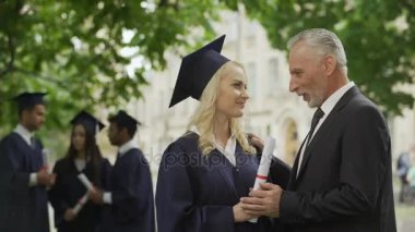 Lisansüstü kızı tebrik ediyor ve onu Üniversitesi öpüşme mutlu baba