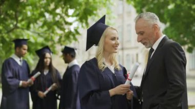 Heyecanlı baba Akademi, mutluluk Parkı lisansüstü kızı tebrik