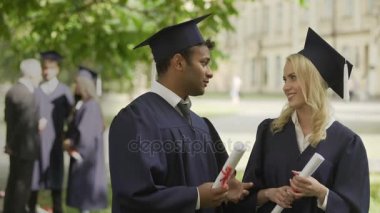 Konuşurken, sarılma ve birbirlerini tebrik sınıf mezuniyet kıyafeti