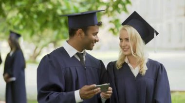 Cep telefonu ile fotoğraf çekme ve kontrol akademik regalia kolej arkadaş
