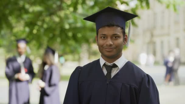 テーブルを置く私青少年の雇用機会の卒業服で学生 — ストック動画