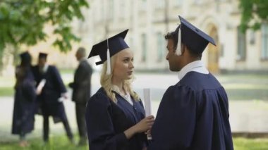 Gençler konuşuyor, şaka ve birlikte eğlenmek akademik regalia