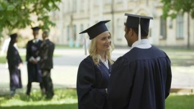 Sarılma ve iplik, üniversite dostluk akademik kıyafeti yüksek lisans öğrencileri