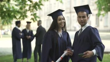 Sınıf mezuniyet kıyafeti alarak selfie, Toplantı günü, Yükseköğretim
