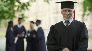 Yaşlı adam mezuniyet kıyafeti, Profesör yeni derecesi, akademik kariyer edinme