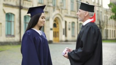 Başkanlık subay el, Toplantı sallayarak kız öğrenci için diploma veren