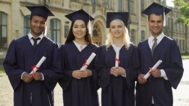 Uluslararası öğrenciler mezuniyet kıyafeti diploma, kaliteli eğitim holding