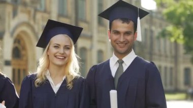 Üniversite öğrencisi ile gülümseyen, yurt dışında eğitim diploma mezuniyet kıyafeti