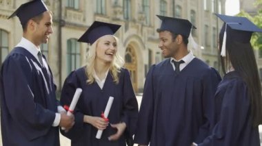İn kolej arkadaş grubu ile akademik regalia sarılma birlikte, mezuniyet günü