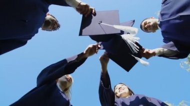 Onların kare kapaklar öğrenci geleneği, alt görünümü savurma Üniversitesi mezunları