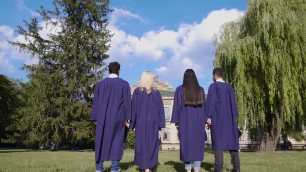 Estudiantes de postgrado lanzando sombreros cuadrados, tradición popular, educación superior — Vídeo de stock