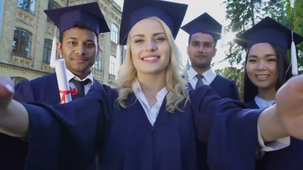 Graduados universitarios tomando selfie en el día de la graduación diciendo queso, amistad — Vídeo de stock