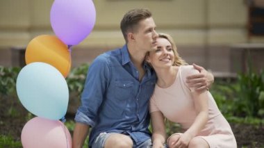 Çift, yaz aylarında bankta sarılma adam tutarak Hava balonlar, Romantik Tarih