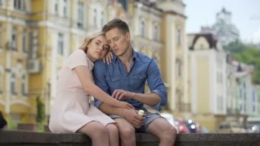 Yorgun çift çocuklar omuz, aşk ve romantizm kızlar kafasına bankta oturmuş