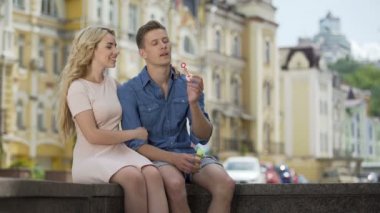 Yanındaki kız öpüşme adam aşık sabun köpüğü, yapma