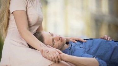 Kız kucak, ihale ilişki, aşk dating çift kafa tutan adam