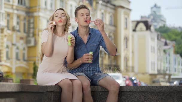 Para Dokonywanie baniek mydlanych, Całowanie, oglądając je unosić, romantyczny związek — Wideo stockowe