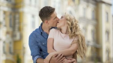 Kaç sarılma ve öpüşme, kız arkasından, hassasiyet sarılma adam aşk içinde