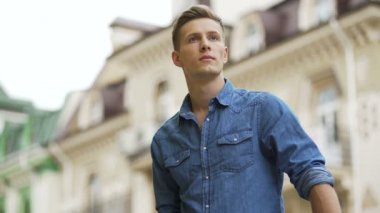 Tarih için arkadan, gelen kız bekleyen adam gözlerini kapsayan, aşk