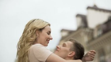 Onun kız arkadaşı kadar yükselterek ve onu, öpüşme erkek tutkulu ilişki